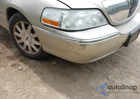 2010 Lincoln Town Car Signature Limited z USA, uszkodzony, nr VIN 2LNBL8CV5AX613980